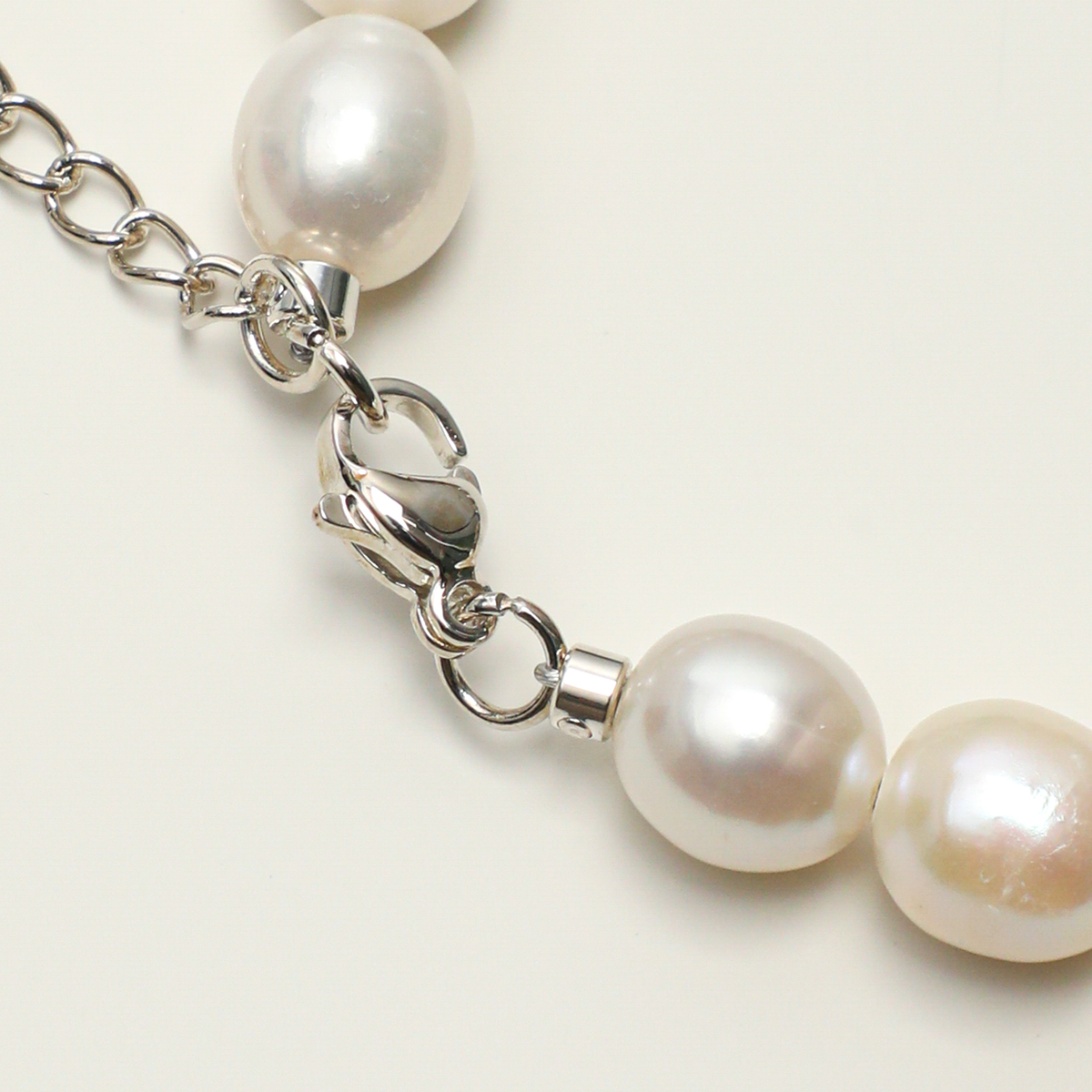 Silver-plated 316L stainless steel lobster clasp and pearl detail