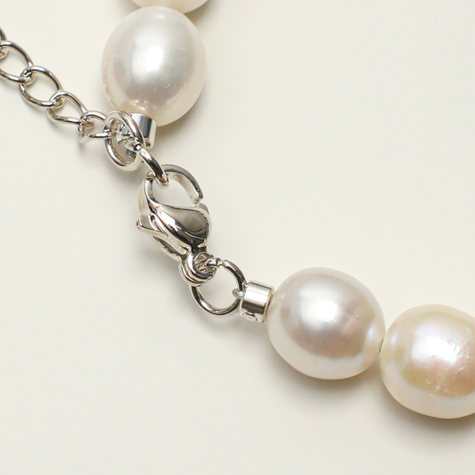 Silver-plated 316L stainless steel lobster clasp and pearl detail